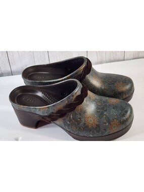 CROCS SARAH COMFORT PLUS MULES HEEL FLORAL GRAPHIC BRAIDED SUEDE SLIDES WOMENS 6